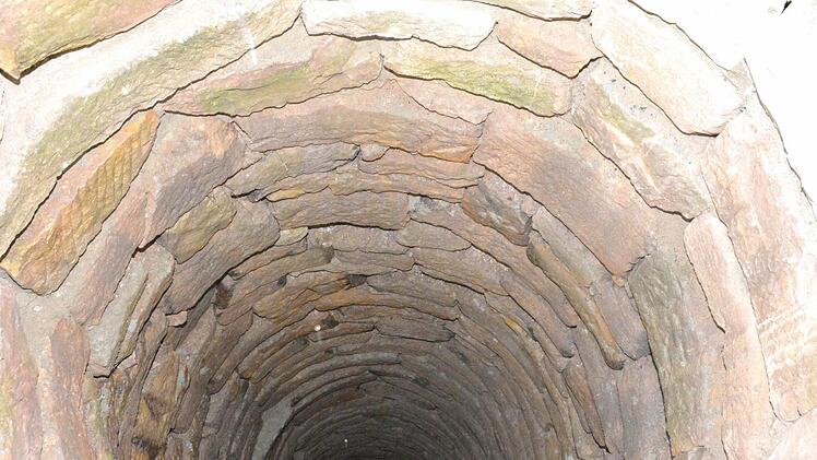 Dieser tiefe Brunnen wurde beim Abriss des alten Pfarrhauses entdeckt und neu aufgebaut. Sein Ursprung soll noch genau untersucht werden. Foto: Gerhard Schmidt