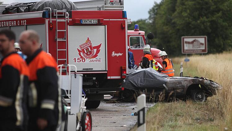Auf der A3 zwischen Höchstadt-Ost und Pommersfelden, Höhe Kieferndorf, sind bei einem schweren Autounfall zwei Menschen gestorben. Sie sind in ihrem brennenden Fahrzeug, einem italienischen Sportwagen, ums Leben gekommen. Foto: News5/Fuchs Foto: News5/Fuchs