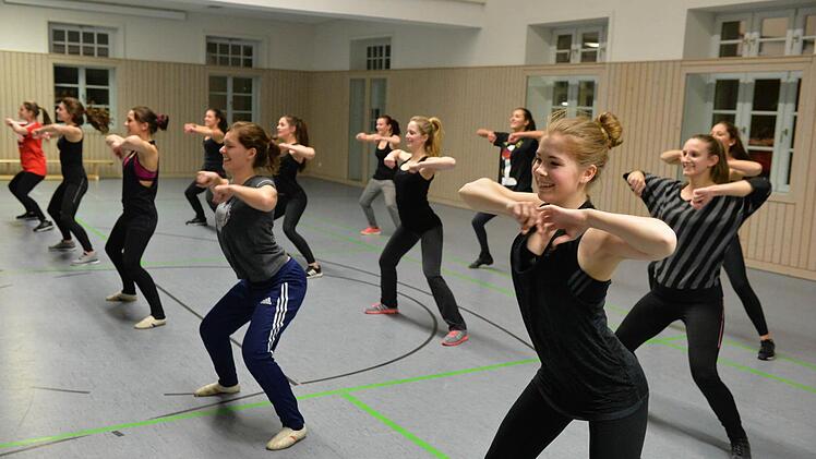 Das Brose Baskets Dance Team tritt pro Heimspiel bis zu neun Mal auf. Foto: Ronald Rinkelf