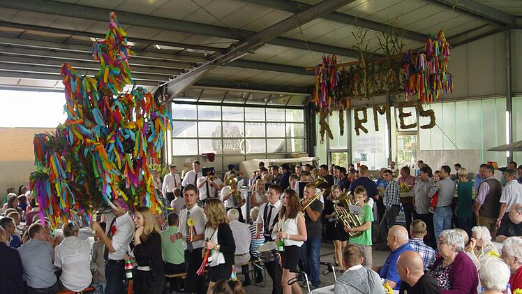 Einzug in die Festhalle, Bloomusik und Bloopaare. Foto: Brigitta Kempe-Wolf