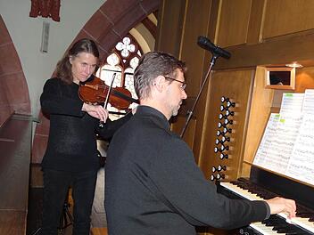 Außergewöhnliches in Ebern: Birgit Hablitzel und Karl-Heinz Böhm aus Bamberg präsentierten als Duo "Violinorgano" musikalische Schätze aller Epochen in der Stadtpfarrkirche St. Laurentius. Foto: Johanna Eckert