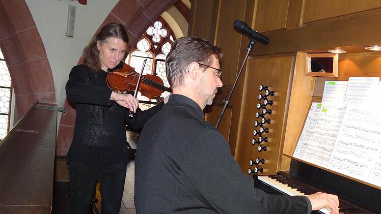 Außergewöhnliches in Ebern: Birgit Hablitzel und Karl-Heinz Böhm aus Bamberg präsentierten als Duo "Violinorgano" musikalische Schätze aller Epochen in der Stadtpfarrkirche St. Laurentius. Foto: Johanna Eckert