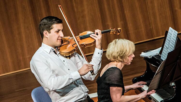 Die Pianistin Zane Stradyna und der Geiger Martin Emmerich beeindruckten das Publikum im Kongresshaus Rosengarten. Foto: Jochen Berger