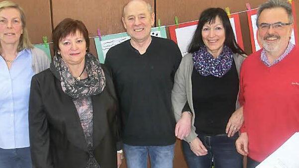 Das Förderzentrum verabschiedete seinen Hausmeister in den Ruhestand, von links: Rektorin Martina Musmann-Jäger, stellvertretende HPZ-Leiterin Brigitte Steiner, Michael Höpfner mit seiner Ehefrau Raimunda Höpfner und Rektor Werner Lindner. Foto: Alfred Thieret