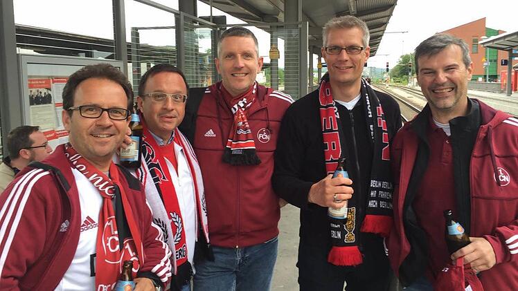 Oberbürgermeister Uwe Kirschstein (SPD, zweiter von rechts) postete dieses Bild auch bei Facebook. Schnell waren sich die Forchheimer einig, dass Fußball parteiübergreifend zusammenschweißt. Ebenfalls Clubfan und dabei: ganz links CSU-Stadtrat Markus Schmidt. Foto: privat