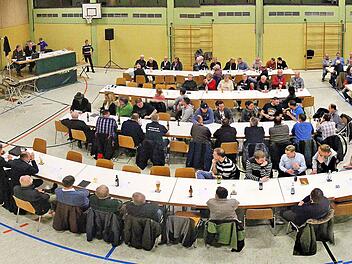 Die Rannunger Mehrzweckhalle sollte dringend saniert werden. Unter anderem ist das Dach undicht. Doch die Gemeinde bekommt kein Geld aus dem Kommunalinvestitionsprogramm. Das Foto entstand bei der Bürgerversammlung im März.  Foto: Dieter Britz