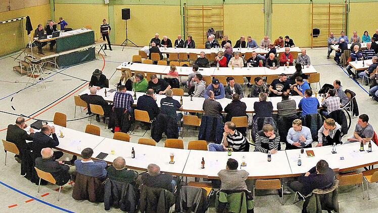 Die Rannunger Mehrzweckhalle sollte dringend saniert werden. Unter anderem ist das Dach undicht. Doch die Gemeinde bekommt kein Geld aus dem Kommunalinvestitionsprogramm. Das Foto entstand bei der Bürgerversammlung im März.  Foto: Dieter Britz