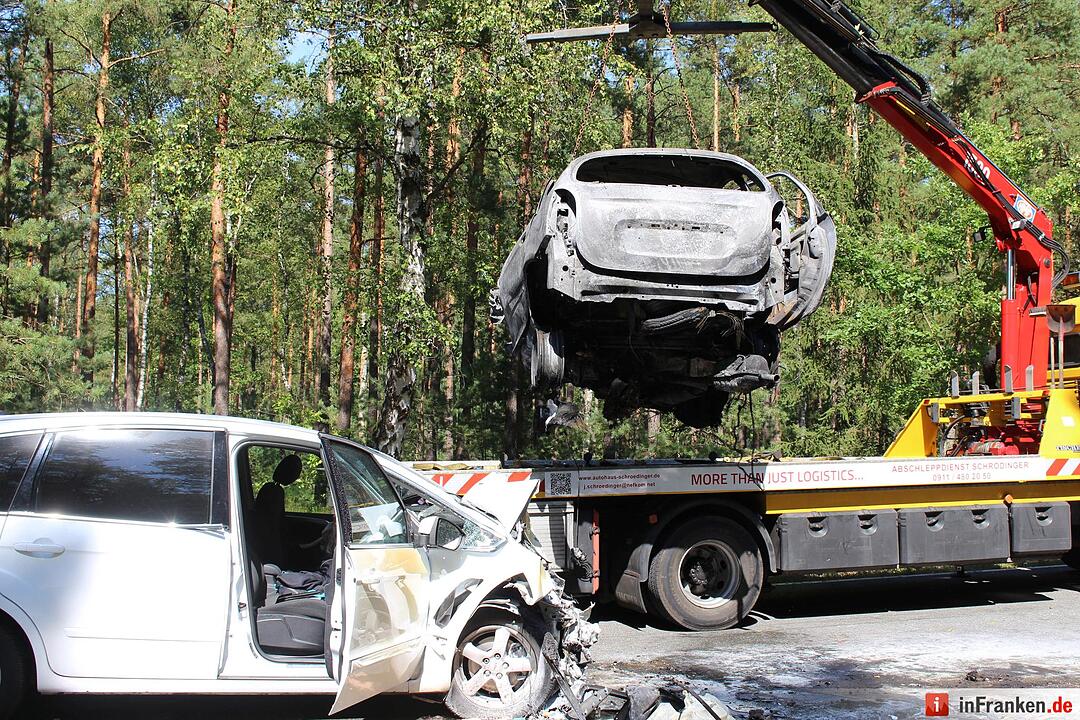 Frontalcrash fordert zwei Tote - Auto geht in Flammen auf