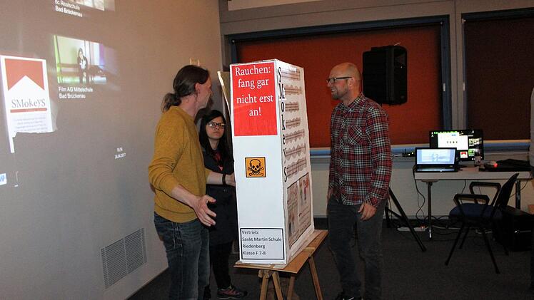 Die meisten Blicke zog der Gewinnerbeitrag der St. Martin Förderschule Riedenberg auf sich. Die Zigarettenschachtel mit abschreckenden Bildern und grausigem Inhalt schaffte es auf den 1. Platz.  Foto: Julia Raab