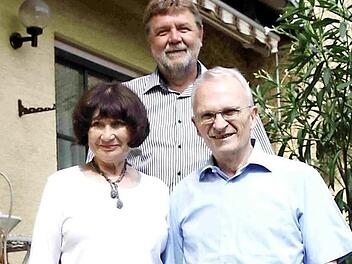 Marika und Klaus Steinke freuen sich über die Glückwünsche von Bürgermeister Horst Rehder. Sie werden ihre Goldhochzeit im großen Kreis auf einem polnischen Schloss feiern. Foto: Richard Sänger