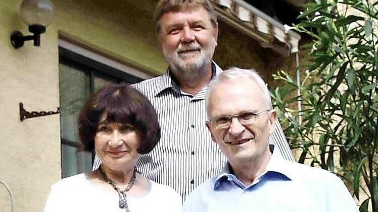 Marika und Klaus Steinke freuen sich über die Glückwünsche von Bürgermeister Horst Rehder. Sie werden ihre Goldhochzeit im großen Kreis auf einem polnischen Schloss feiern. Foto: Richard Sänger