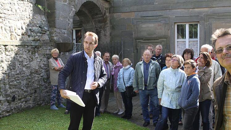 Kreisheimatpfleger Robert Wachter gab auch beim Rundgang durch den Ort Erläuterungen zu den Sehenswürdigkeiten von Seibelsdorf.  Foto: Michael Wunder