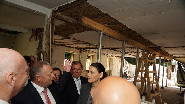 Ministerin Marion Kiechle besichtigt die Baustelle im Kloster.Foto: Arkadius Guzy