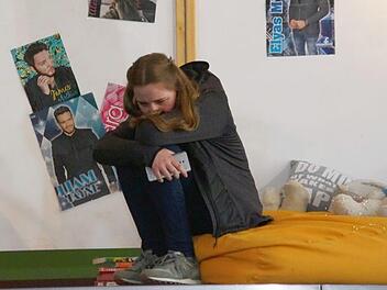 Schüler der sechsten bis achten Klasse führten das Stück "Verzieh dich" auf, das Entstehung und Konsequenzen von Cybre-Mobbing thematisiert. Annalena Schmidt (links) schlüpfte dabei in die Rolle des unter Verleumdungen leidenden Opfers.Mario Deller