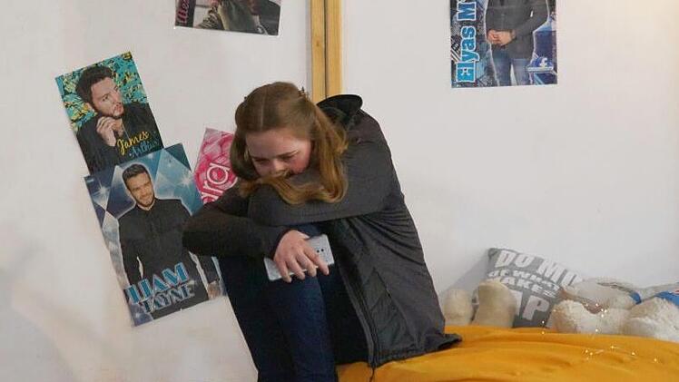 Schüler der sechsten bis achten Klasse führten das Stück "Verzieh dich" auf, das Entstehung und Konsequenzen von Cybre-Mobbing thematisiert. Annalena Schmidt (links) schlüpfte dabei in die Rolle des unter Verleumdungen leidenden Opfers.Mario Deller