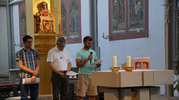 Unter den Bild von Maria, die sowohl im Christentum als auch im Islam hohe Verehrung erfährt, sprachen Pfarrer Stefan Eschenbacher und Imam Mohammed-Nour Alazez (links) das interreligiöse Gebet zur Ausstellungseröffnung in der Ritterkapelle. Saher Imsallati (rechts) übersetzte die Texte.