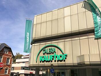 Die Mitarbeiter der Galeria-Kaufhof-Filiale in der Coburger Mohrenstraße wurden am Dienstag über die Fusion ihres Konzerns mit Karstadt informiert.Foto: Oliver Schmidt