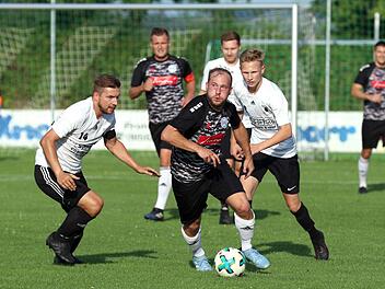 Mit einem Hattrick schoss Andreas B&ouml;hnlein (schwarzes Trikot) den SC Sylvia Ebersdorf zum 5:1 gegen den TSV Marktzeuln.  Foto: Timo Geldner