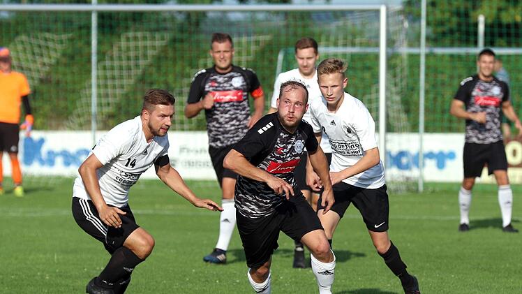 Mit einem Hattrick schoss Andreas B&ouml;hnlein (schwarzes Trikot) den SC Sylvia Ebersdorf zum 5:1 gegen den TSV Marktzeuln.  Foto: Timo Geldner