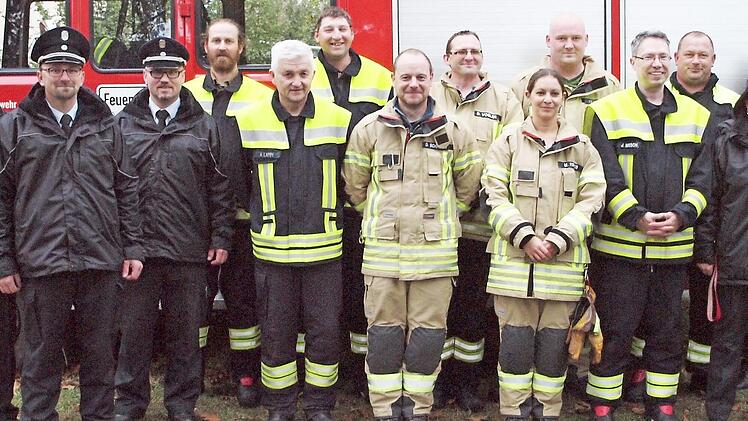 Kommandant Stefan Kraus (links) und Vorsitzender Thomas Löffler (rechts) sowie Schiedsrichter Thomas Schwarz (2. v. li.), KBM Christian Schilder (3. v. li.) und Sigrid Mager (2. v. re.) beglückwünschten die Seubelsdorfer Feuerwehrleute zur erfolgreich absolvierten Leistungsprüfung.  Foto: Alfred Thieret