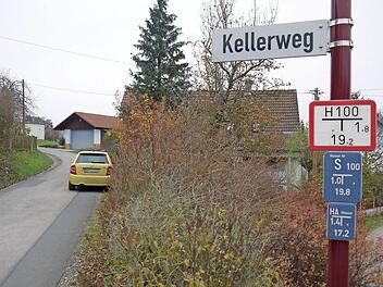 Neue Wasserleitung, neuer Straßenbelag: Der arg ramponierte Kellerweg in der Haarth wird im kommenden Jahr grundlegend erneuert. Das hat der Untersiemauer Gemeinderat beschlossen. Foto: Berthold Köhler