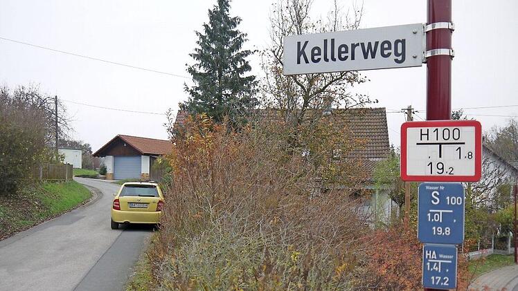 Neue Wasserleitung, neuer Straßenbelag: Der arg ramponierte Kellerweg in der Haarth wird im kommenden Jahr grundlegend erneuert. Das hat der Untersiemauer Gemeinderat beschlossen. Foto: Berthold Köhler