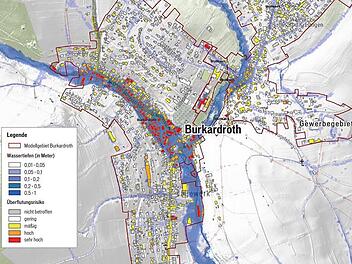 Große Teile von Burkardroth stünden unter Wasser, wenn ein Starkregenereignis den Ort trifft. Bild: Dagmar Klumb, Karte von Björnsen beratende Ingenieure