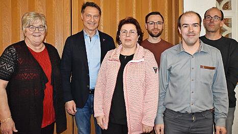 Der neu gewählte Ortsvorstand mit (v. l.) Brigitte Soziaghi, Jürgen Kieslich, Claudia Lutz, JU-Vorsitzendem Tobias Schatz, Markus Hofmann und Martin Hohenberger