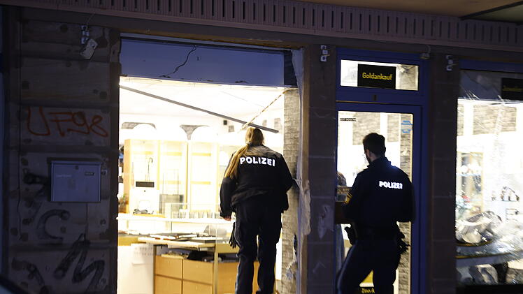 Mit Radlader in Juwelier eingebrochen - Flüchtiger kracht dann in Dönerbude