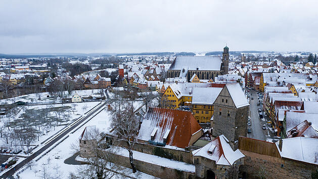 Luftaufnahme der Altstadt Dinkelsb&uuml;hl im Winter