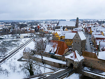Luftaufnahme der Altstadt Dinkelsb&uuml;hl im Winter