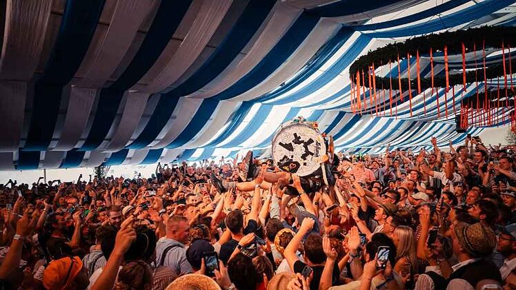 FESTIVALBESUCHER BIERZELT