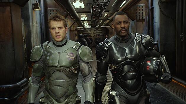 Pilot Becket (Charlie Hunnam, links, mit Idris Elba) k&auml;mpft f&uuml;r die Zukunft der Menschheit.