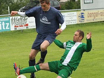 Mit einer 1:2-Niederlage gegen die SpVgg Roßstadt geht der FC Knetzgau als Tabellenzweiter der A-Klasse Schweinfurt 5 in die Relegation gegen die Spfr. Steinbach. Der Knetzgauer Benjamin Beetz (rechts) trennt mit letztem Einsatz und langem Bein gerade noch den Roßstadter Angreifer vom Ball.