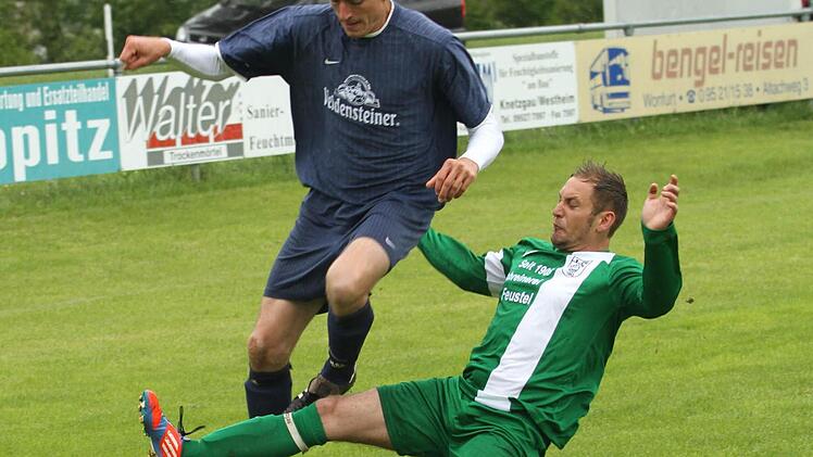 Mit einer 1:2-Niederlage gegen die SpVgg Roßstadt geht der FC Knetzgau als Tabellenzweiter der A-Klasse Schweinfurt 5 in die Relegation gegen die Spfr. Steinbach. Der Knetzgauer Benjamin Beetz (rechts) trennt mit letztem Einsatz und langem Bein gerade noch den Roßstadter Angreifer vom Ball.