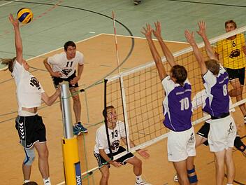 Der Eltmanner Jakob Weiß (links) lupft den Ball über den Hammelburger Block. Weiter von links die Eltmanner Marko Henke, Kai Naumann und Libero Maximilian Kolbe.