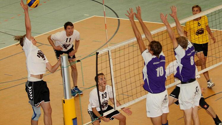 Der Eltmanner Jakob Weiß (links) lupft den Ball über den Hammelburger Block. Weiter von links die Eltmanner Marko Henke, Kai Naumann und Libero Maximilian Kolbe.