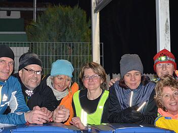 Ein "Beweis-Foto" durfte auch diesmal nicht fehlen bei unserer Mittwochs-Runde, die diesmal insgesamt zehn Personen und zwei Hunde in Angriff nahmen. Wem das nicht genug ist, der kann ab sofort auch sonntags in Gesellschaft für den Saaletal-Marathon trainieren. Foto: Jürgen Schmitt