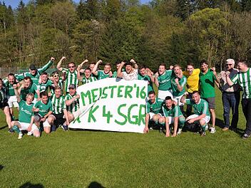 Gro&szlig; war die Freude bei der SG Rothenkirchen/Pressig, als die Meisterschaft in der Kreisklasse 4 perfekt war. Mit im Dild Co-Trainer Stefan Heinlein (links), Trainer Jochen Brandl (4. von links) sowie (von rechts) Vorsitzender Christian Haderlein (SV Rothenkirchen), Ehrenvorsitzender Ottmar Gerber (FC Pressig) und Spielleiter Olaf Schubert. Foto: Herbert Kalb