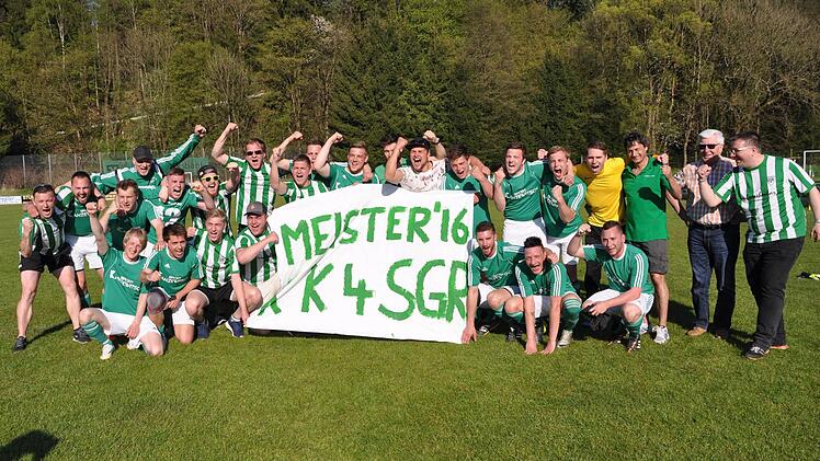 Gro&szlig; war die Freude bei der SG Rothenkirchen/Pressig, als die Meisterschaft in der Kreisklasse 4 perfekt war. Mit im Dild Co-Trainer Stefan Heinlein (links), Trainer Jochen Brandl (4. von links) sowie (von rechts) Vorsitzender Christian Haderlein (SV Rothenkirchen), Ehrenvorsitzender Ottmar Gerber (FC Pressig) und Spielleiter Olaf Schubert. Foto: Herbert Kalb