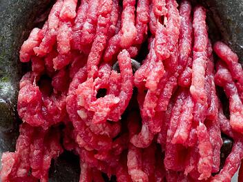 Hei&szlig; auf Hack war ein noch Unbekannter in Bad Br&uuml;ckenau. Aus der Tegut-Metzgerei wurden neun Kilo Hackfleisch entwendet. Symbolbild: dpa