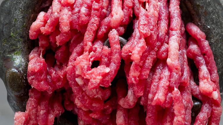 Hei&szlig; auf Hack war ein noch Unbekannter in Bad Br&uuml;ckenau. Aus der Tegut-Metzgerei wurden neun Kilo Hackfleisch entwendet. Symbolbild: dpa