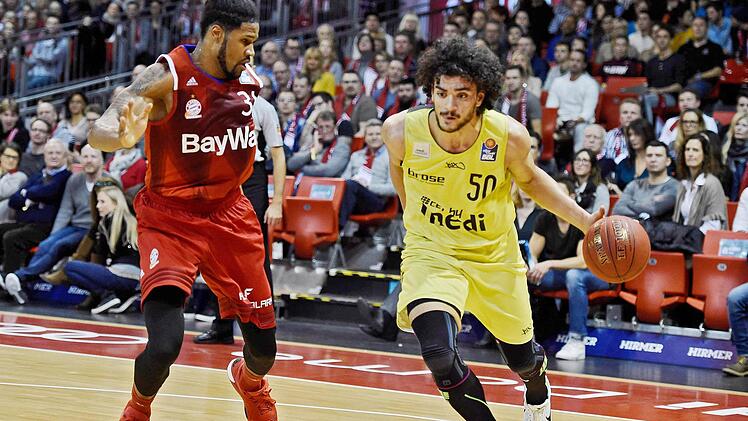 Devin Booker (links) muss Assem Marei (Medi Bayreuth) ziehen lassen. Foto: Eibner