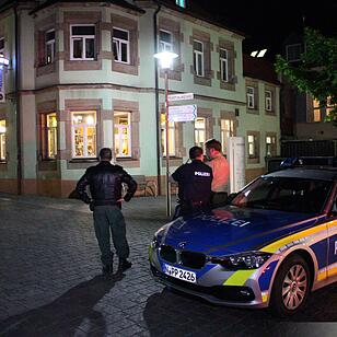 Mann mit Schusswaffe in Zirndorf gesehen – Passanten rufen Polizei