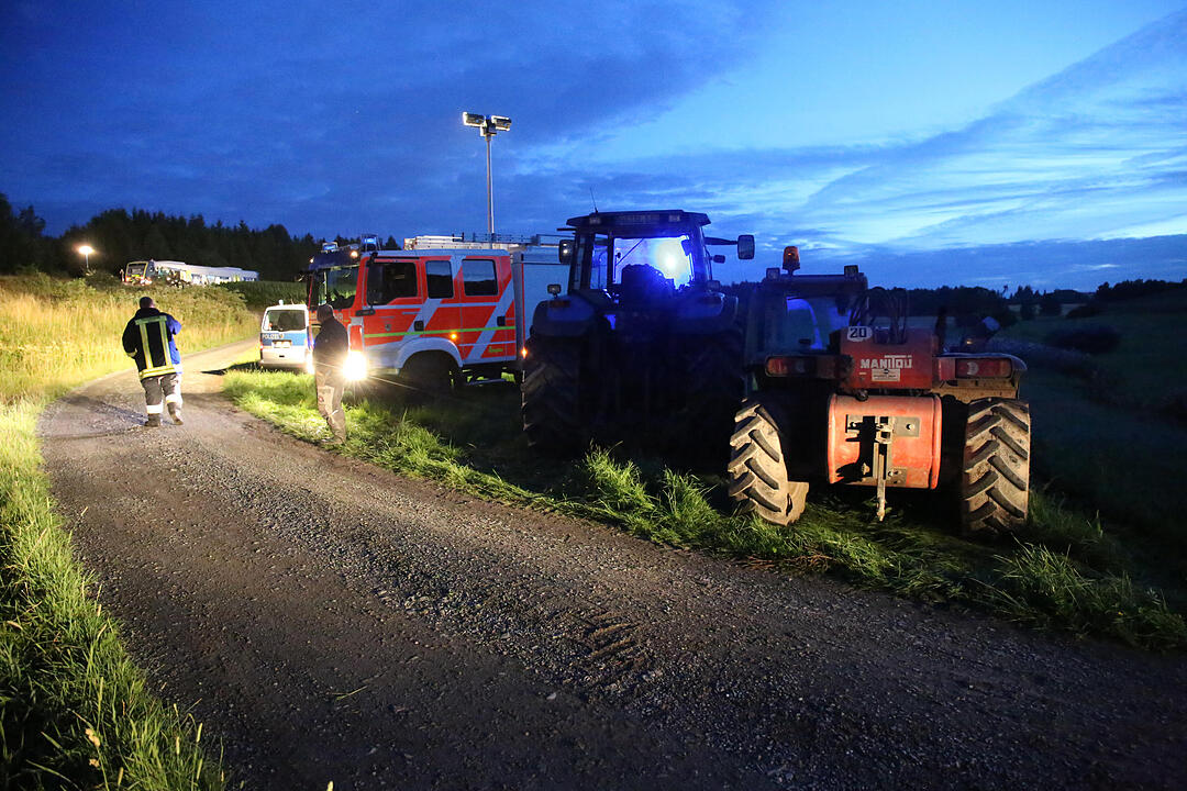 Traktor kracht in Zug - Glücklicherweise lediglich Zuginsassin und Traktorfahrer verletzt – Kollision erfolgte an unbeschranktem Bahnübergang – Unfallursache noch unklar – Großaufgebot an Rettungskräften alarmiert