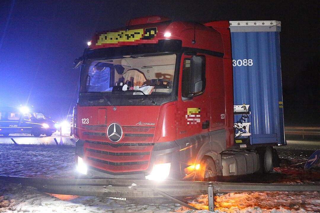 Sattelzug walzt Leitplanke nieder