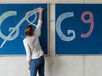 Die G9-Rückkehr startet zum neuen Schuljahr. 2024 werden die letzten Schüler in Bayern ihr Abitur nach acht Jahren schreiben. Foto: Armin Weigel/dpa