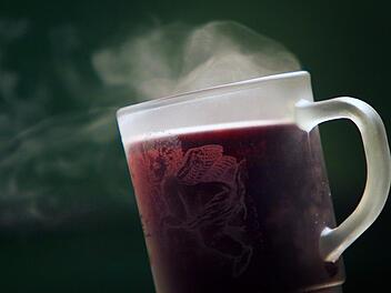 Ob der Glühwein im Sperrgebiet schmeckt? Symbolbild: Karl-Josef Hildenbrand /dpa