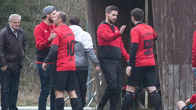 In seiner dritten Saison als hauptverantwortlicher Trainer der SG Nordhalben geling Sebastian Hellgoth (links) die Meisterschaft in der A-Klasse 5. Seiner Mannschaft traut er unter seinem Nachfolger Thomas Hornfischer viel zu in der kommenden Kreisklassen-Spielzeit.  Foto: Heinrich Wei&szlig;