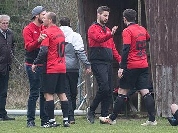In seiner dritten Saison als hauptverantwortlicher Trainer der SG Nordhalben geling Sebastian Hellgoth (links) die Meisterschaft in der A-Klasse 5. Seiner Mannschaft traut er unter seinem Nachfolger Thomas Hornfischer viel zu in der kommenden Kreisklassen-Spielzeit.  Foto: Heinrich Weiß